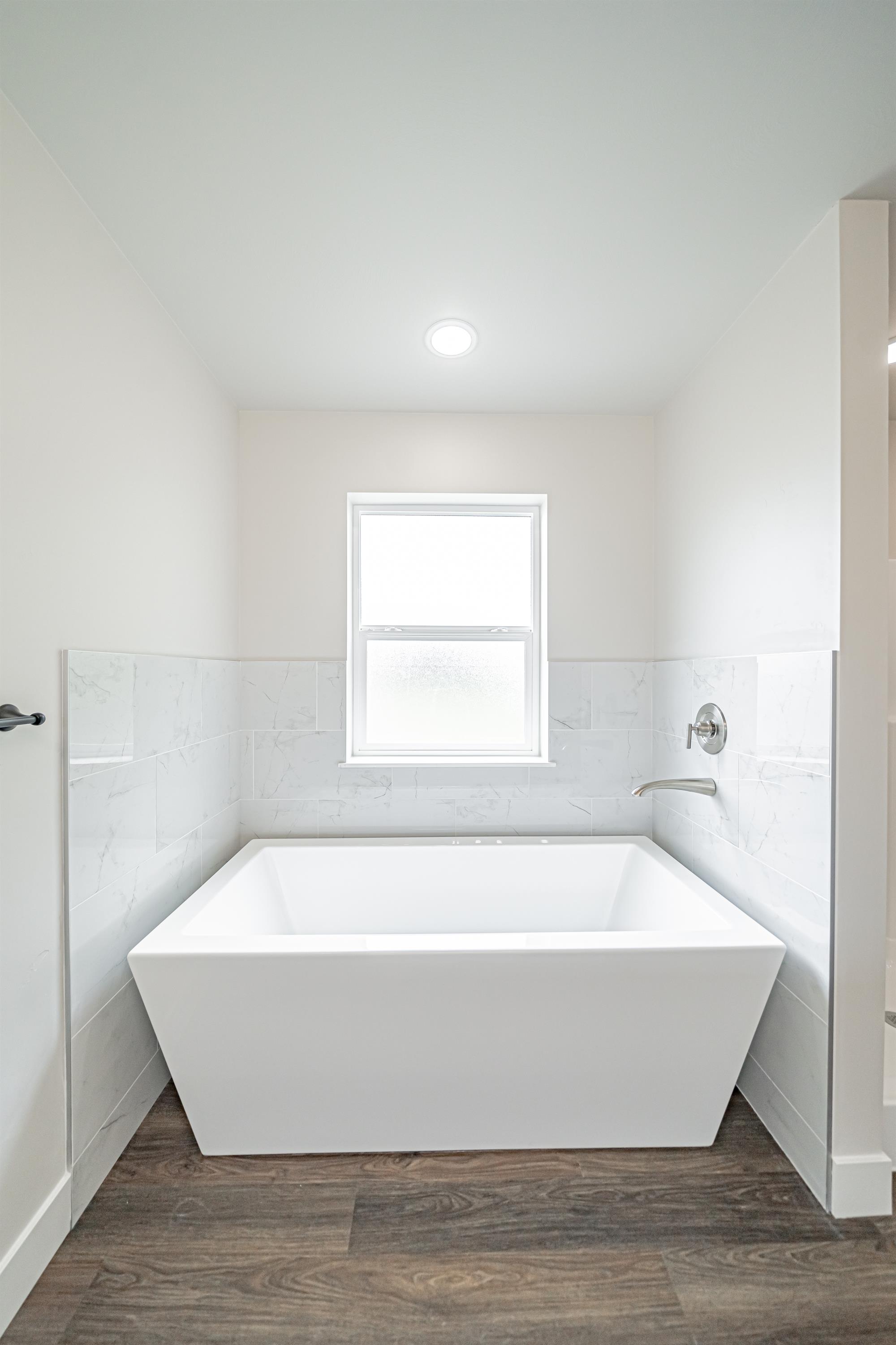 Huntshire Avenue 4 Mid - 2975
